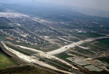 831987 Luchtfoto van een gedeelte van Maarssenbroek (gemeente Maarssen) met links de A2, op de voorgrond het ...